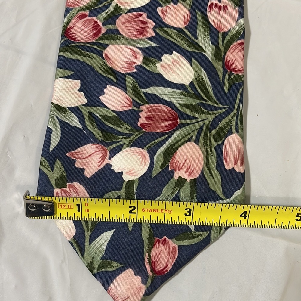 Nameless men’s tulip tie 100% silk like new 4”W x 58L. Tie  makes a statement! - Picture 4 of 6